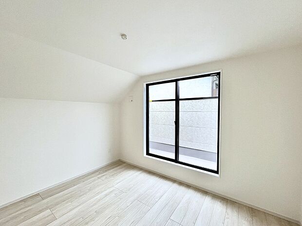 ◆3号棟◆~Bed Room~ 「今日も一日お疲れ様」とご夫婦でゆったりくつろげる寝室。 毎日の家事やお仕事に疲れた日はフカフカのベットで癒されてください。テレビや本棚をおいても快適な広さが自慢♪