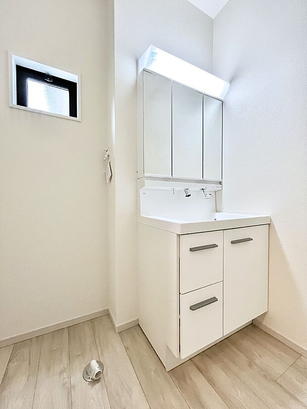 ◆3号棟◆~Dressing Room~ 十分な大きさの洗面台は収納もさる事ながら、身だしなみチェックや歯磨きなど、朝の慌ただしい時間でもホテルライクなスペースで余裕とゆとりを感じて頂けます。