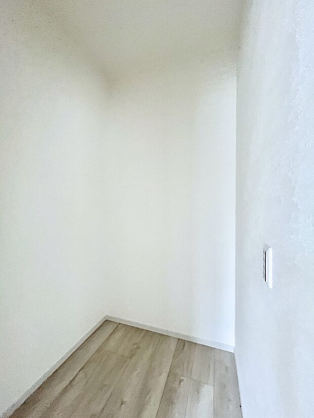 ◆3号棟◆~Walk-in Closet~ 衣装ケースやラックを自由に配置できる奥行きのあるウォークインクローゼット。季節の衣類や大きめの荷物もまとめて綺麗に整理でき、お部屋の生活感をスッキリ隠せます
