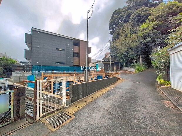 ~Exterior~ 前面道路は閑静な住宅地をはしる車通りの少ない道路。駐車の出し入れもらくらくです!ご不明点・現地見学のご希望は、お気軽にお問い合わせください!