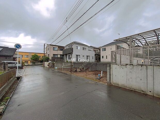 ~Exterior~ 前面道路:西 6m 公道 前面道路は閑静な住宅地をはしる車通りの少ない道路。駐車の出し入れもらくらくです!ご不明点・現地見学のご希望は、お気軽にお問い合わせください!