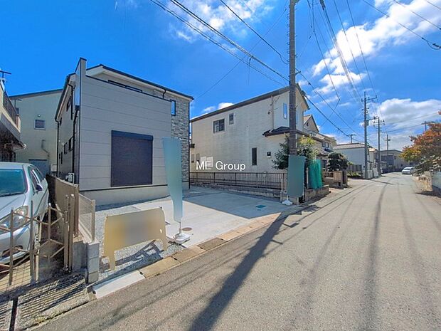 ～Exterior～　前面道路：西 5m 公道　前面道路は閑静な住宅地をはしる車通りの少ない道路。駐車の出し入れもらくらくです！ご不明点・現地見学のご希望は、お気軽にお問い合わせください！