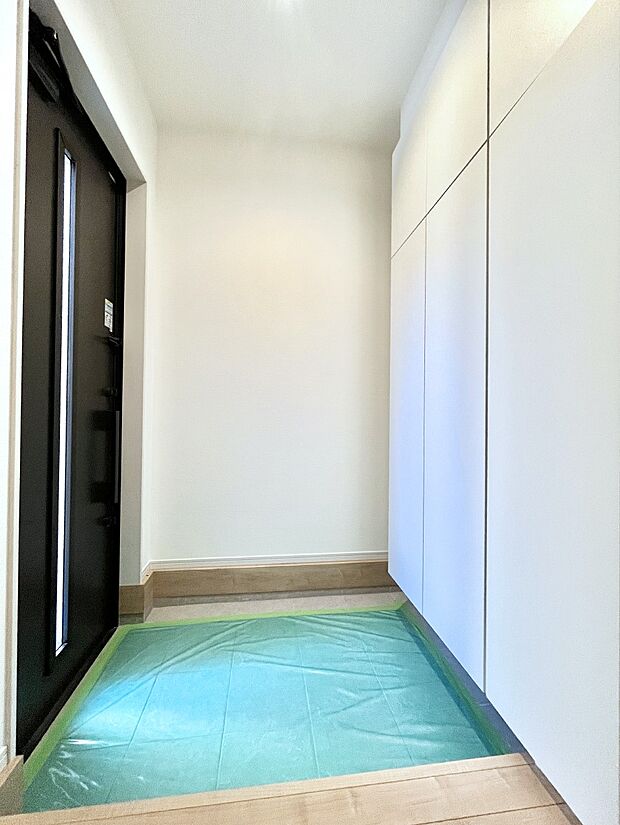 明るい玄関はお客様をお出迎えするのにぴったりです!