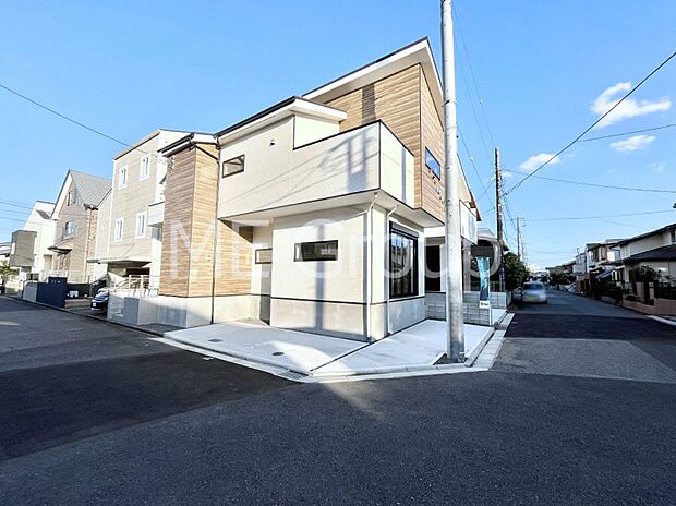 角地なので日当たりも良く、お家が堂々として見えます!