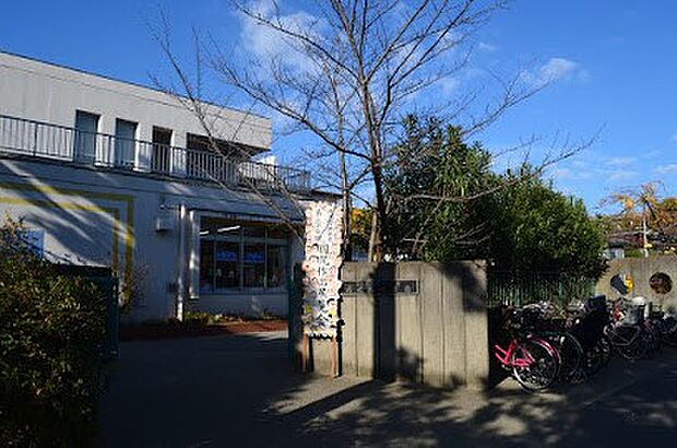 幼稚園・保育園 900m めぐみ幼稚園