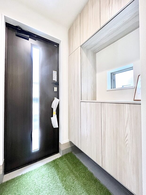 ~Entrance~ 家の中でお客様を迎える最初の場所である玄関は、家の印象そのものです!豊富な玄関収納で、常に綺麗に保つことが出来ます♪玄関にはたっぷり収納の下駄箱を完備!