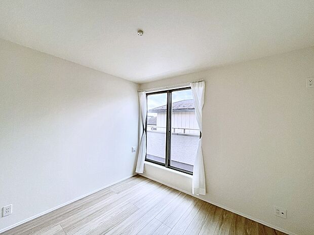 ~Bed Room~ 部屋数が多いのが戸建てのメリットです。ご家族が増えたことで手狭に感じていた住まいも戸建てでは各居室プライバシーを保つことができます。住まいにゆとりが生まれ心もリラックスできます♪