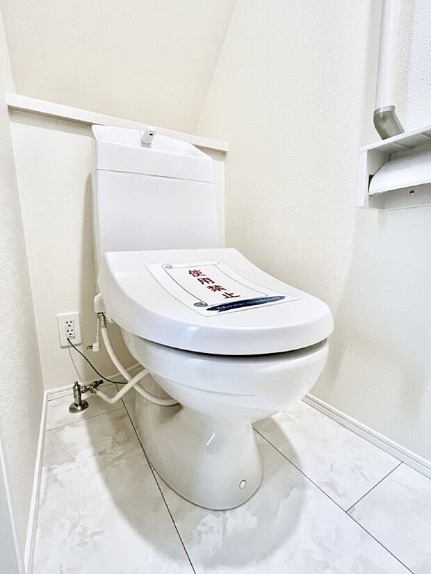 ~Toilet~ 綺麗・スッキリ・快適なウォシュレット付トイレでくつろげる空間です。トイレは毎日使わざるを得ないもの。いつも清潔を保ちたいですね。トイレが2ヶ所あるので朝の混雑時に便利です!