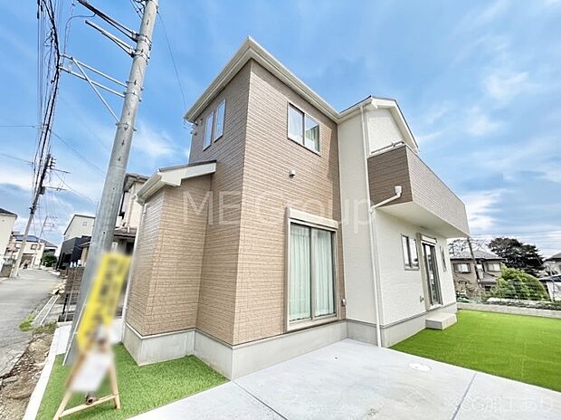 ~Exterior~ 堂々たる趣ながら、主張し過ぎずどこか余裕を感じさせるシャープなフォルムで佇む邸宅は、晴天の空と照らし合わせる事で、本来あるべき完成形の姿を見せてくれます。