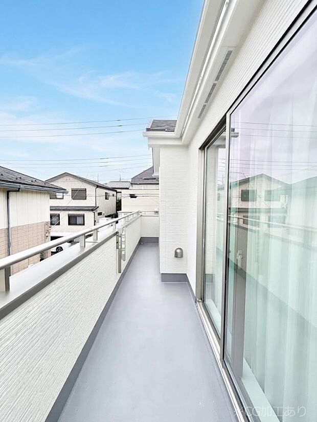 ~Balcony~ 南向きのバルコニーの前には雲以外に太陽を遮るものがありません。お洗濯物も乾きやすく、何より明るく気持ちのいい光が入ってきます。使いやすく開放的なバルコニーです♪