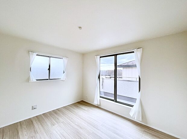 ~Bed Room~ 2面採光を確保した明るい室内は、風通しも良く、大変居心地の良い空間となっております。爽やかな風を感じて起きる朝は、快適生活の始まりに!日当たりや通風がとても良い住まい♪