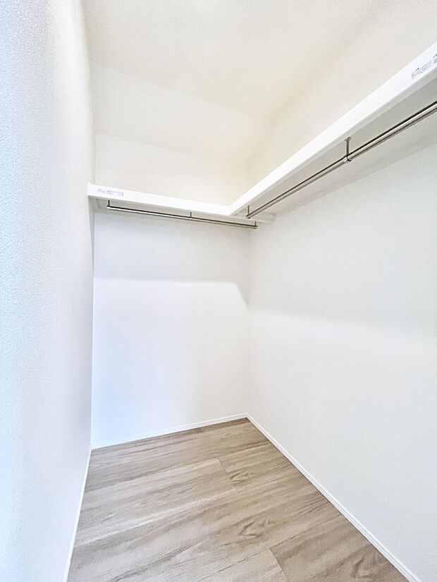 ~Walk-in Closet~ 必要なものやコーディネートを一覧して確認でき、身支度や準備が短時間で済むウォークインクローゼットを設置しました。家の中をすっきりとさせる便利な収納スペースです。