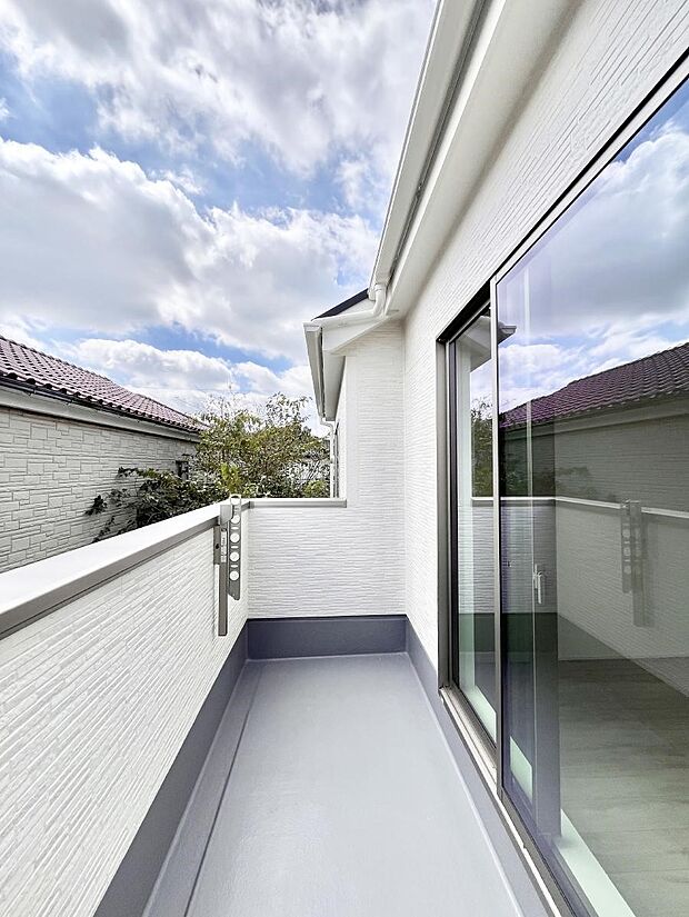 ～Balcony～　南向きのバルコニーの前には雲以外に太陽を遮るものがありません。お洗濯物も乾きやすく、何より明るく気持ちのいい光が入ってきます。使いやすく開放的なバルコニーです♪