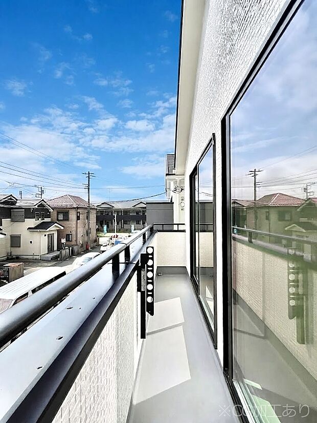 暖かな陽光が降り注ぐバルコニーはお洗濯におすすめ。爽やかな風も心地よいです。 