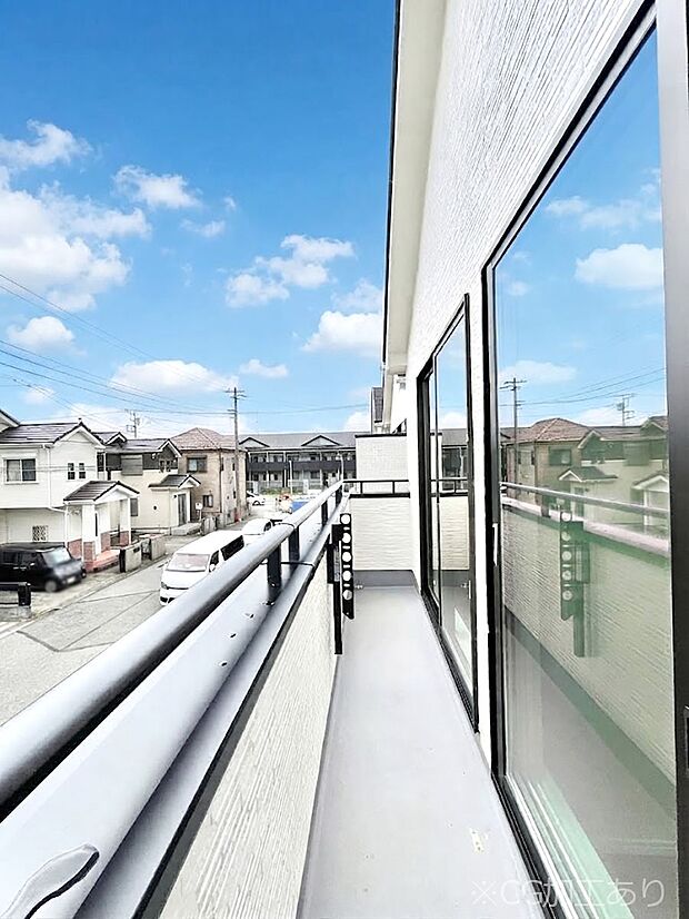 暖かな陽光が降り注ぐバルコニーはお洗濯におすすめ。爽やかな風も心地よいです。 