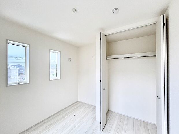 お子さまのお部屋としても!衣類の整理整頓に便利なクローゼット付きの洋室。