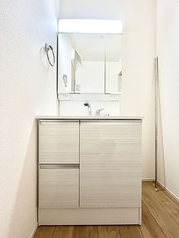大きく見やすい三面鏡で清潔感ある洗面台は、身だしなみチェックや肌のお手入れにおすすめです。