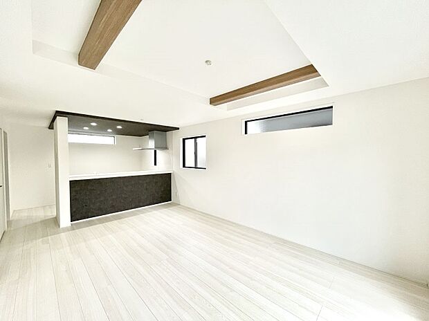 折上天井は立体的な奥行きがあるので、天井が広く見えて開放的な空間を演出できます。  