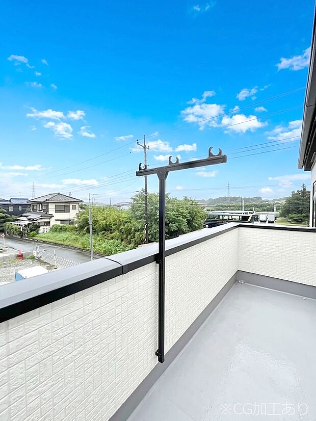 暖かな陽光が降り注ぐバルコニーはお洗濯におすすめ。爽やかな風も心地よいです。