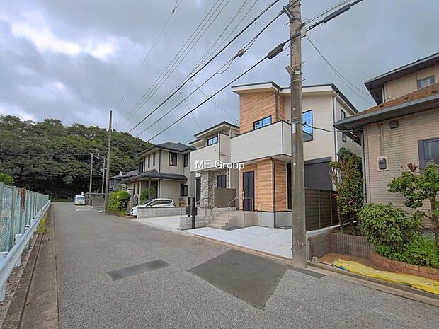 ~Exterior~ 前面道路:北 6m 公道 前面道路は閑静な住宅地をはしる車通りの少ない道路。駐車の出し入れもらくらくです!ご不明点・現地見学のご希望は、お気軽にお問い合わせください!