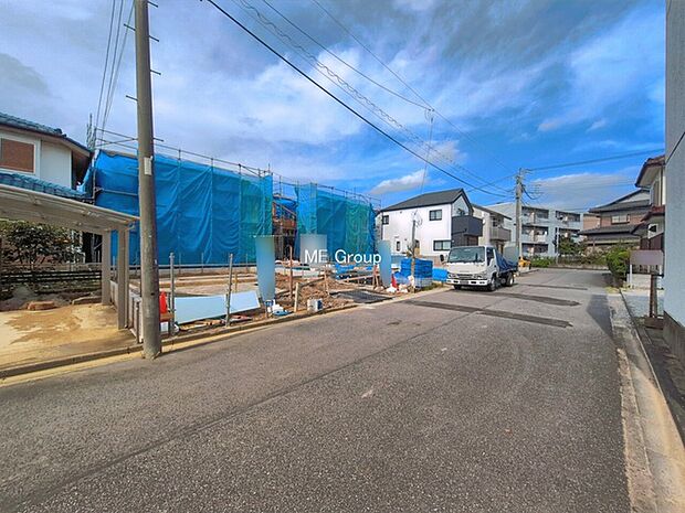 ～Exterior～　前面道路：南東 6.02m 公道　前面道路は閑静な住宅地をはしる車通りの少ない道路。駐車の出し入れもらくらくです！ご不明点・現地見学のご希望は、お気軽にお問い合わせください！