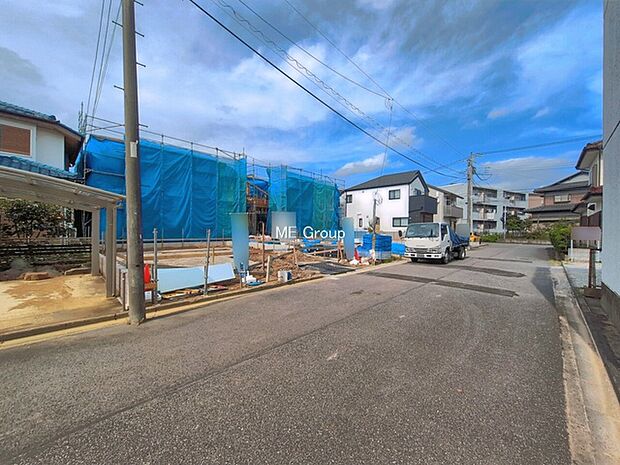 ～Exterior～　前面道路：南東 6.02m 公道　前面道路は閑静な住宅地をはしる車通りの少ない道路。駐車の出し入れもらくらくです！ご不明点・現地見学のご希望は、お気軽にお問い合わせください！
