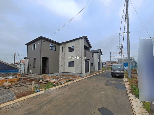 ~Exterior~ 前面道路:南東 5.5m 公道 前面道路は閑静な住宅地をはしる車通りの少ない道路。駐車の出し入れもらくらくです!ご不明点・現地見学のご希望は、お気軽にお問い合わせください!