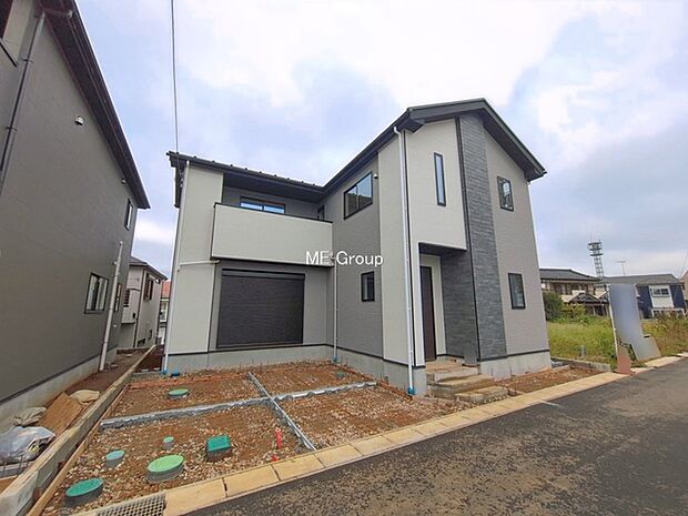 ◆2号棟◆~Exterior~ 堂々たる趣ながら、主張し過ぎずどこか余裕を感じさせるシャープなフォルムで佇む邸宅は、晴天の空と照らし合わせる事で、本来あるべき完成形の姿を見せてくれます。