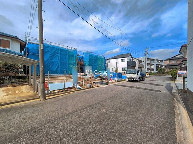 ～Exterior～　前面道路：南東 6.02m 公道　前面道路は閑静な住宅地をはしる車通りの少ない道路。駐車の出し入れもらくらくです！ご不明点・現地見学のご希望は、お気軽にお問い合わせください！