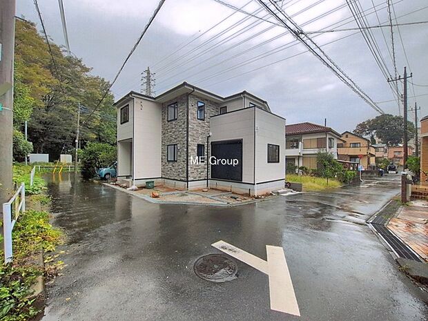 ～Exterior～　前面道路：東 5m 公道、南 4m 公道　住宅地になっているので車量も少なく、静かな立地です。子育て環境も良好です♪♪周辺環境もあわせてご案内させて頂きます。