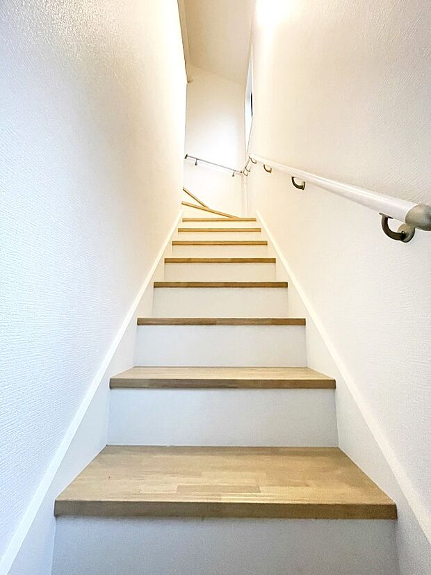 〜Stairs〜  手すり付きの階段は幅広い世代の安全を守ります。  採光があり明るい階段です♪ナチュラルな雰囲気も大事なポイント。  大切な家族が毎日通る場所。木目調の床があたたかみを演出してくれます☆  