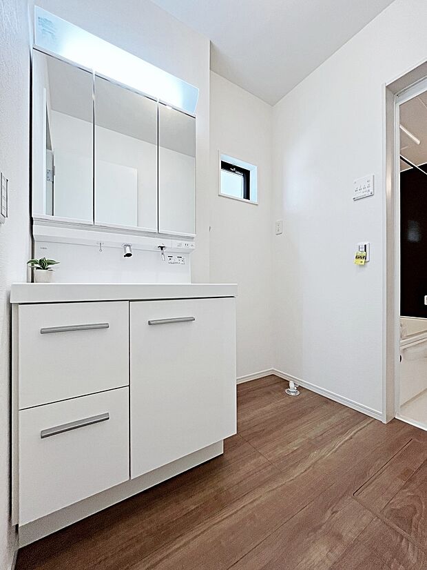 ■3号棟■　明るく清潔感溢れるパウダールーム。毎日使う場所だからこそ、快適な空間がいいですね。  