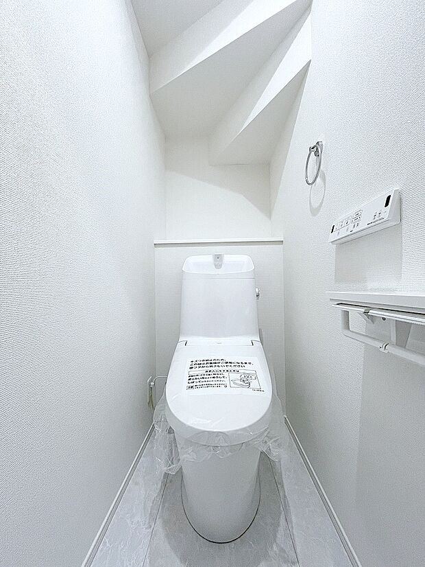 ■2号棟■〜Toilet〜  綺麗・スッキリ・快適なウォシュレット付トイレでくつろげる空間です。  トイレは1階2階各階に付いております。朝家族で取り合いしなくていいですね♪