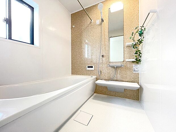 〜Bath Room〜  窓付きのバスルーム。  陽射し差し込む明るい環境は、日中の入浴も気持ち良くお使い頂けそうです。  また、浴室乾燥機も完備しております。  換気環境も良好です。