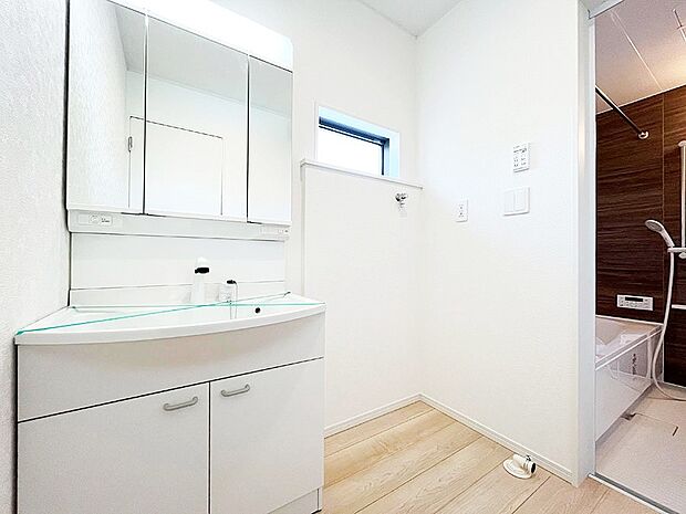 ■1号棟■　明るく清潔感溢れるパウダールーム。毎日使う場所だからこそ、快適な空間がいいですね。  