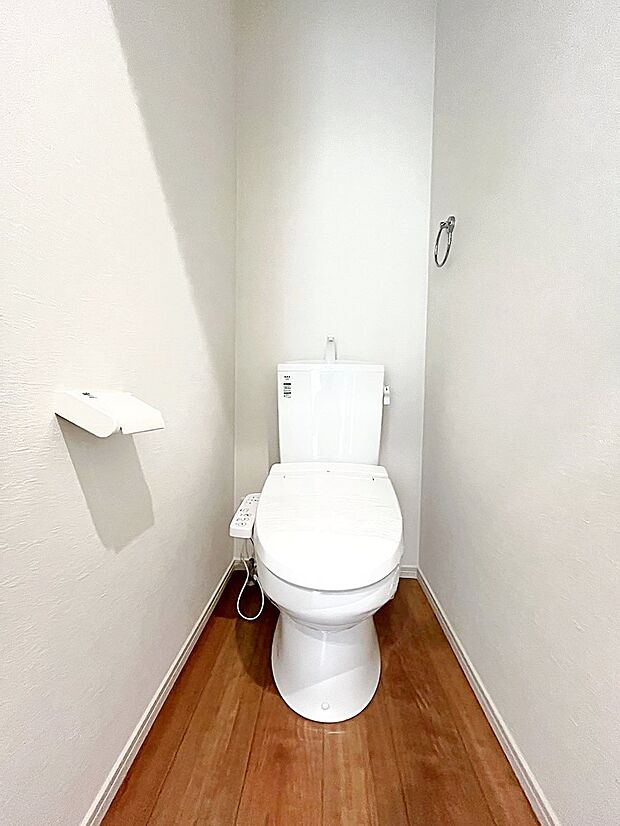 ◆1号棟◆〜Toilet〜  綺麗・スッキリ・快適なウォシュレット付トイレでくつろげる空間です。  トイレは1階2階各階に付いております。朝家族で取り合いしなくていいですね♪