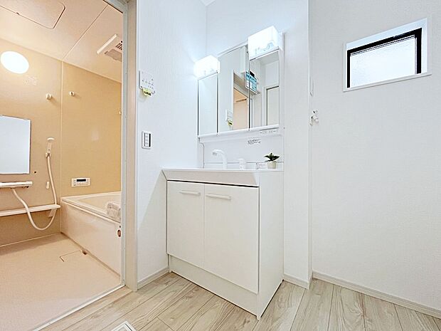 ■1号棟■　明るく清潔感溢れるパウダールーム。毎日使う場所だからこそ、快適な空間がいいですね。  