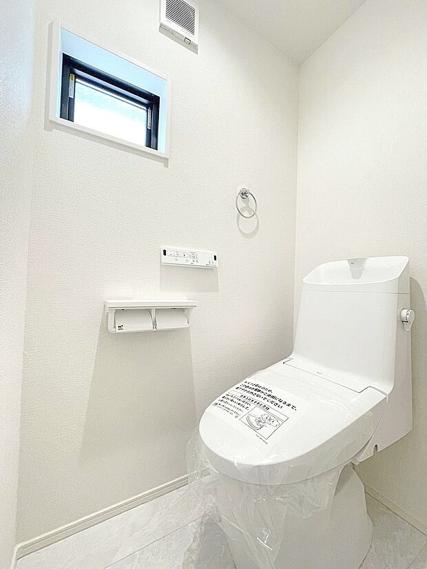◆2号棟◆〜Toilet〜  綺麗・スッキリ・快適なウォシュレット付トイレでくつろげる空間です。  トイレは1階2階各階に付いております。朝家族で取り合いしなくていいですね♪