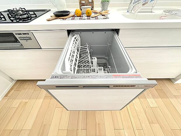 ■2号棟■  後片付けが楽になる食洗機も標準装備で付いております。使ったお皿を入れてスイッチを押すだけ！時間の有効活用にも重宝します。