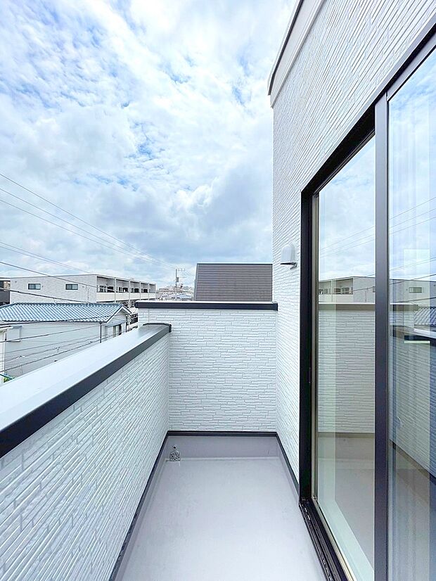 ◆2号棟◆〜Balcony〜  大きな空に囲まれた気持ちのいい家。  バルコニーを覗くだけで圧倒的な開放感に包まれます。  バルコニーは陽がさしこみお布団や洗濯物を気持ちよく干すことができます。