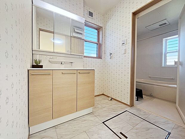 ■No.2■　明るく清潔感溢れるパウダールーム。毎日使う場所だからこそ、快適な空間がいいですね。  