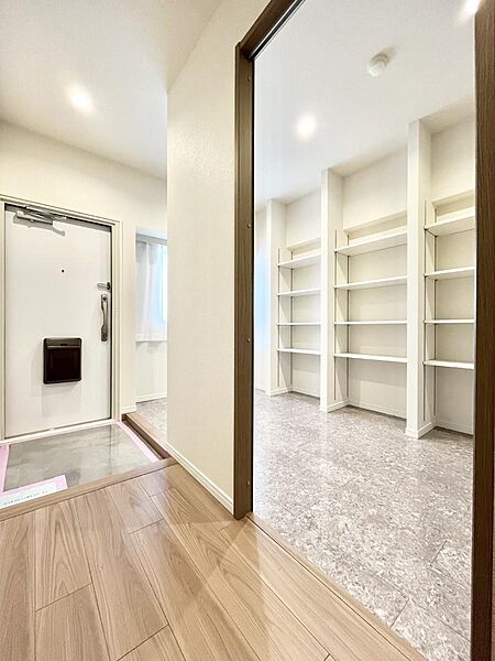～Entrance～　玄関は家の顔といわれますが我が家のセンスをさりげなく感じさせる魅力ある玄関造りも楽しみの一つ。帰宅する度に家族がほっとできる心地よい空間造りも大切ですね♪