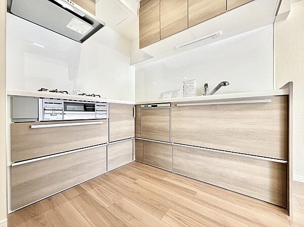 ～Kitchen～　動線が短く、手早く作業できるＬ型キッチン。コーナーにスパイス類を置いてスッキリと♪広々とした作業スペースでストレスなくお料理をお楽しみいただけます♪