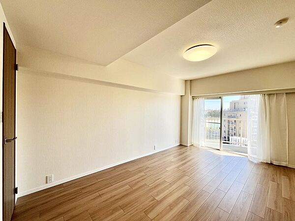 ～Bed Room～　「今日も一日お疲れ様」とご夫婦でゆったりくつろげる寝室。毎日の家事やお仕事に疲れた日はフカフカのベットで癒されてください。テレビや本棚をおいても快適な広さが自慢♪