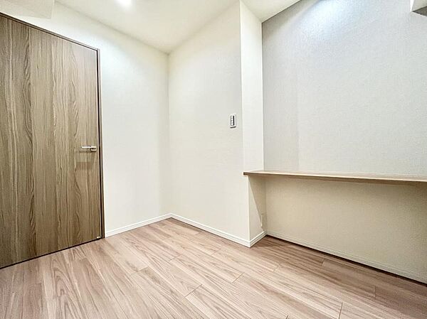 ～Service Room～　書斎や物置・ウォークインクローゼットとしてお使い頂ける便利な納戸。たっぷりの収納で居室にモノがあふれるのを防ぎ気持ちの良い暮らし。