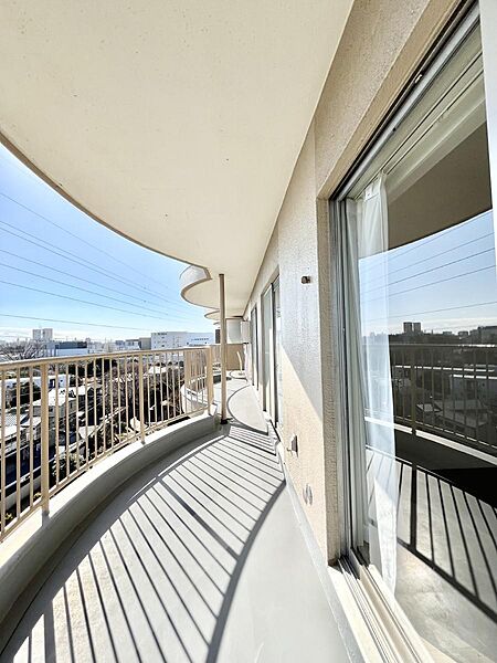 ～Balcony～　南側に設置された奥行きのあるワイドバルコニー。心地よい陽射しや暖かな風を楽しむことが出来ます。晴れた日にはたっぷりの洗濯物や布団を干せます！