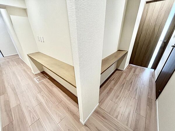 廊下にはお気に入りの写真やコレクションを飾れるカウンターコーナー