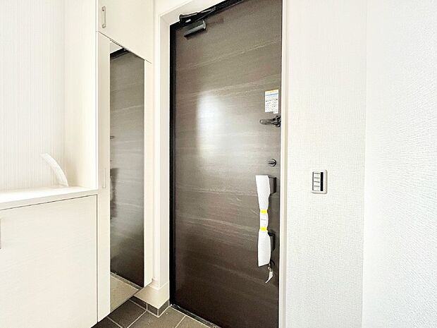 〜Entrance〜　下駄箱ミラー付なので、お出かけ前の身だしなみチェックに◎♪玄関はお客様をお出迎えする一番最初の場所、帰ってくる時に入る最初の場所。そんな場所だからこそ、より良い空間に…♪