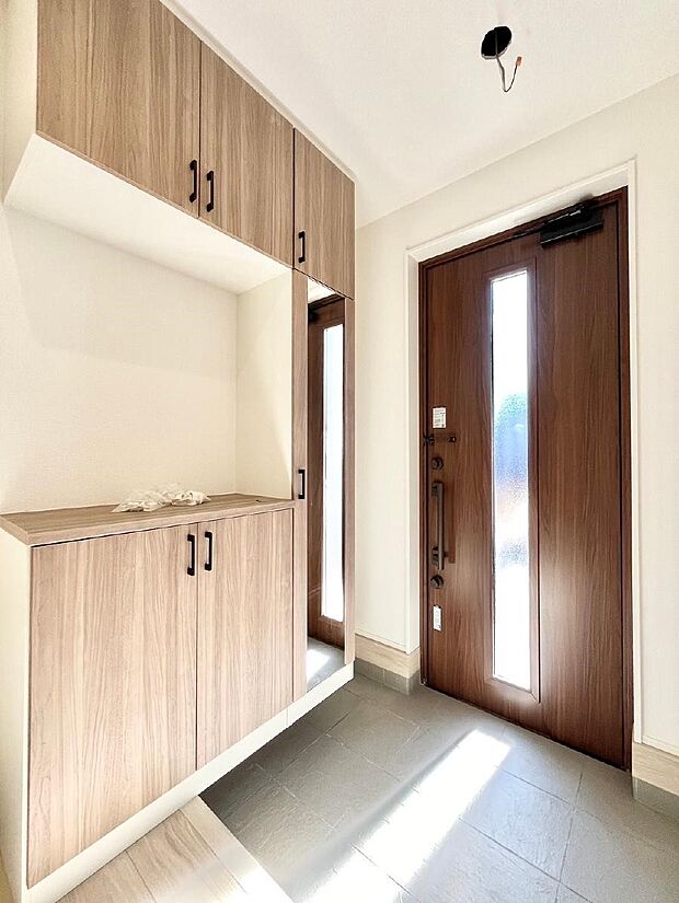 ◆6号棟◆〜Entrance〜 下駄箱ミラー付なので、お出かけ前の身だしなみチェックに◎♪玄関はお客様をお出迎えする一番最初の場所、帰ってくる時に入る最初の場所。そんな場所だからこそ、より良い空間に♪