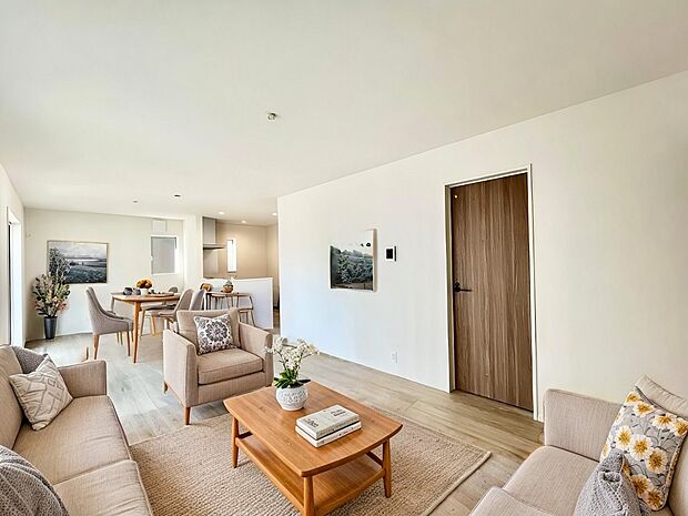 ◆6号棟◆〜Living〜 飽きの来ないシンプルでおしゃれなLDK。大きな窓から日差しが差し込むので室内も明るく、家族の憩いの場としてピッタリです。日当たりの良さを是非ご覧ください!※家具はCGです